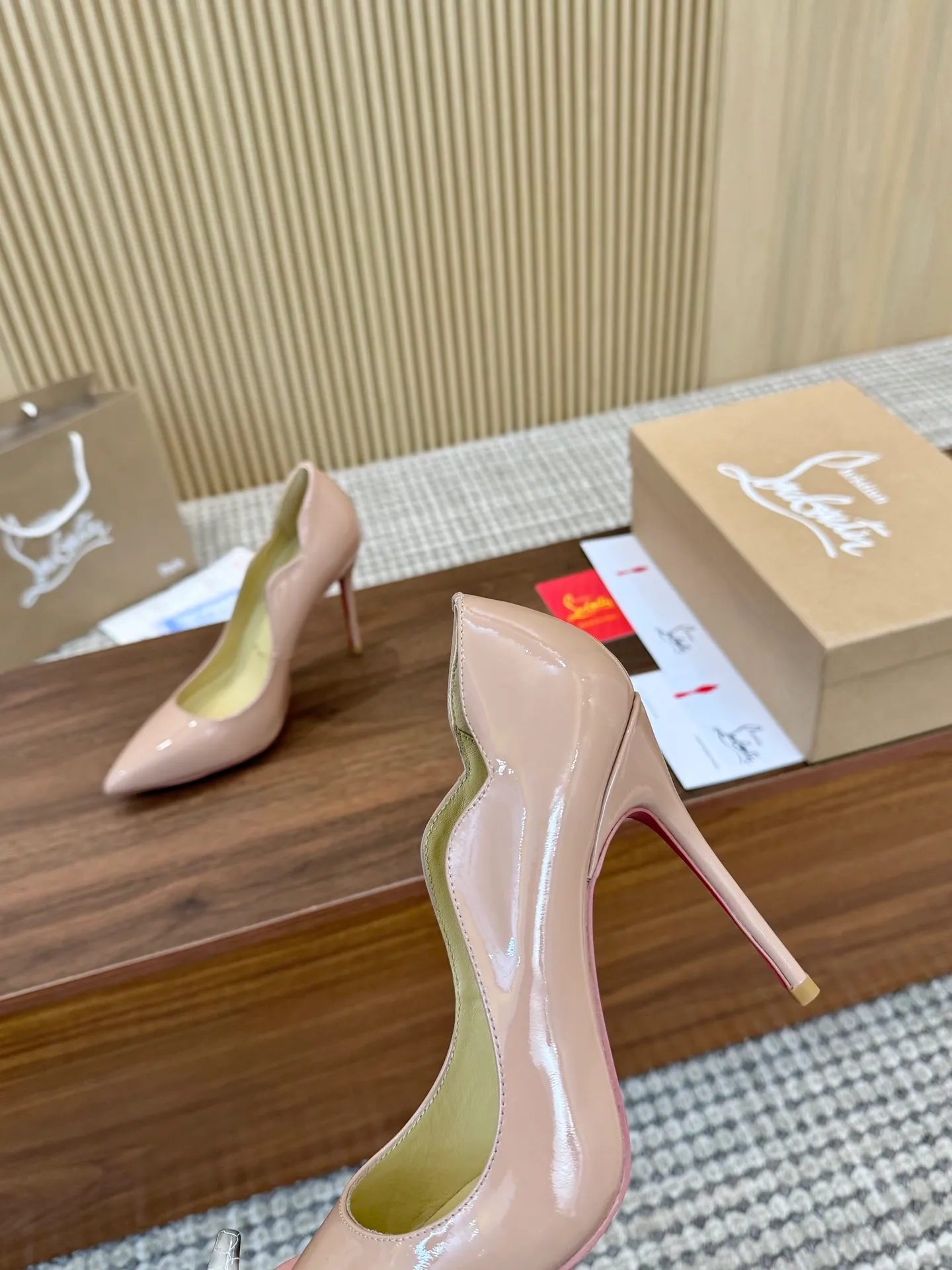 👟👟Ex-factory price 440👟👟 Genuine leather sole +40 shipped all year round 💝Christian Louboutin CL👠 "Imported cow patent leather💎 series" noble and luxurious, real blingbling✨ real materials, all customized by the pattern maker, and the materials are made of original customized materials, achieving the taste of the original 5 color options💍 Upper: Imported 👉Cow patent leather💪 Lining: Sheepskin foot pad/lining Size: 34-40.41.42 Heel height: 10.5cm and 8.5cm two options Leather sole Rubber sole
